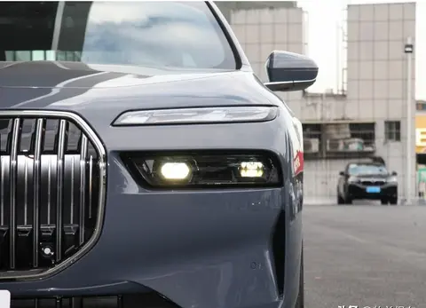 740Li降价超14万，豪车门槛跌破100万，还能这么买？